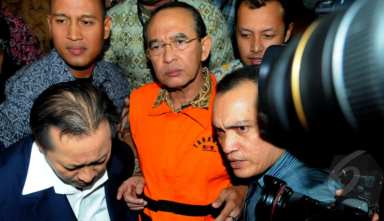 Mantan Menteri Agama Suryadharma Ali mengenakan baju tahanan usai diperiksa di Gedung KPK, Jakarta, Jumat (10/4). Suryadharma resmi ditahan sebagai tersangka dalam kasus dugaan korupsi penyelenggaraan haji tahun 2012-2013. (Liputan6.com/Herman Zakharia)