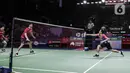 Ganda putra Indonesia, Mohammad Ahsan/Hendra Setiawan mengembalikan kok Liu Yu Chen/Ou Xuan Yi dari China saat tampil dalam Indonesia Open 2022 di Istora Senayan, Jakarta, Rabu (15/6/2022). Mohammad Ahsan/Hendra Setiawan kalah dengan dengan skor 17-21, 22-24. (Liputan6.com/Faizal Fanani)