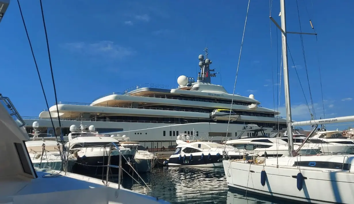 Kapal pesiar mewah "Eclipse" milik oligarki Rusia Roman Abramovich berlabuh di Aegean Marmaris, Distrik Mugla, Turki, 22 Maret 2022. Roman Abramovich didiskualifikasi sebagai Direktur Chelsea oleh Dewan Liga Inggris setelah invasi Rusia ke Ukraina. (FATIH CETIN/AFP)