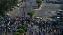 Pengunjuk rasa mendirikan barikade untuk memblokir polisi saat menentang kudeta militer di Yangon (28/2/2021). Polisi melepaskan tembakan di berbagai bagian kota terbesar Yangon setelah granat kejut, gas air mata, dan tembakan ke udara gagal memecah kerumunan. (AFP/ Ye Aung Thu)
