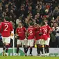 Para pemain Manchester United merayakan gol yang dicetak Marcus Rashford dalam laga kontra Burnley pada laga babak keempat Carabao Cup yang digelar di Old Trafford, Kamis (22/12/2022) dini hari WIB. (AP Photo/Dave Thompson)