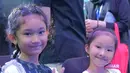 Inia adalah potret Bilqis dan Thalia tanpa makeup. Cantik alami, anak Ayu Ting-Ting dan Sarwendah ini disebut mirip dengan ibundanya. Kenakan pakaian simpel tapi nyaman, penampilan anak artis ini tidak berlebihan dan tidak neko-neko. Bagian mata dan senyuman Bilqis dan Thalia adalah bagian wajah yang sangat mirip. Usianya masih 9 tahun dan 7 tahun, warganet penasaran apa pembahasan anak seusia mereka. (Liputan6.com/IG@ayutingting92)