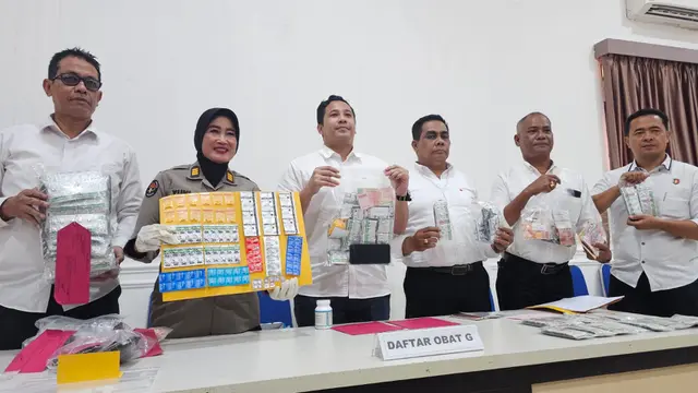 Kasat Narkoba Polres Metro Depok, Kompol Yefta Ruben Hasian Aruan memperlihatkan barang bukti obat daftar G di Polres Metro Depok