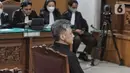 Terdakwa sekaligus mantan Karo Paminal Divisi Propam Polri Hendra Kurniawan saat mengikuti sidang di Pengadilan Jakarta Selatan, Senin (27/2/2023). Sedangkan hal meringankan yakni terdakwa belum pernah dihukum dan Hendra dinilai mempunyai tanggungan keluarga.  (Liputan6.com/Angga Yuniar)