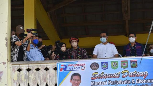 Tonton pacuan kuda di Bima, NTB, pasangan Atta-Aurel tampak mesra. (Foto: Liputan6.com/Hans Bahanan)