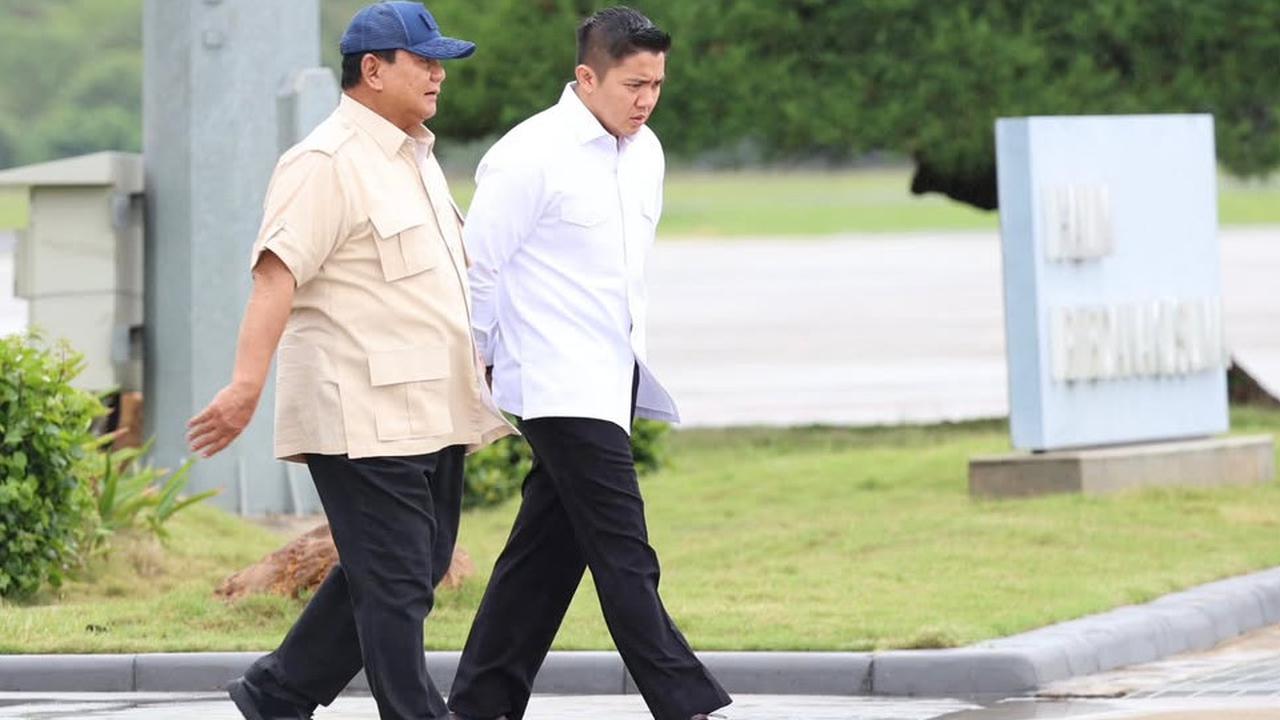 VIDEO: Momen Presiden Prabowo dan Mayor Teddy Kompak Kembaran Topi Hadiri Acara Apel Polri