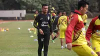 Pemain Sriwijaya FC Dian Agus Prasetyo saat berlatih di Stadion Sumatri Brojonegoro, Jakarta, Sabtu (17/10/2015). (Bola.com/Nicklas Hanoatubun)