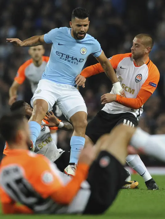 Sergio Aguero (atas kiiri) berusaha keluar dari kepungan adangan para pemain Shakhtar Donetsk pada laga grup F Liga Champions di Etihad stadium, Manchester, (26/9/2017). City menang 2-0. (AP/Rui Vieira)