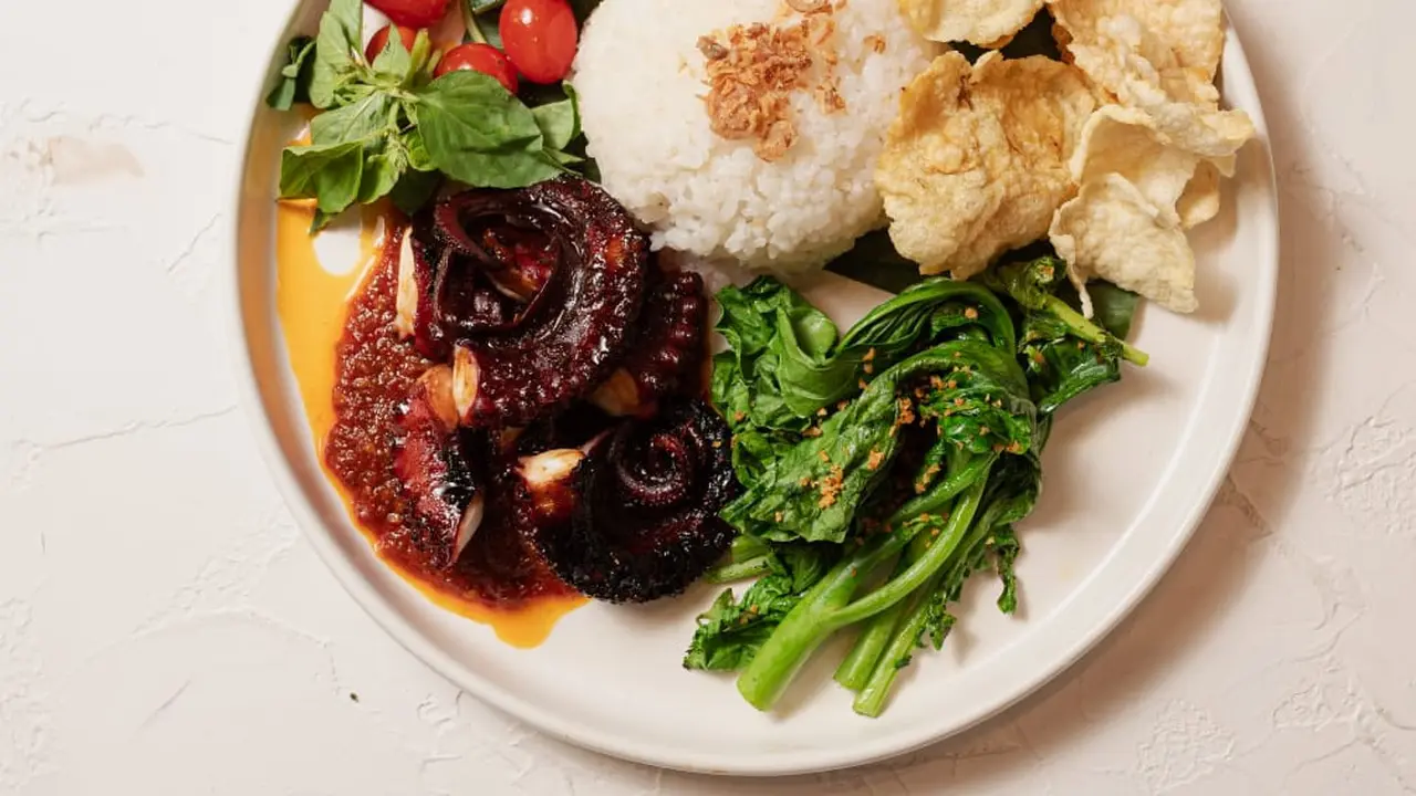 Maple & Oak menyediakan menu gurita bakar untuk buka puasa