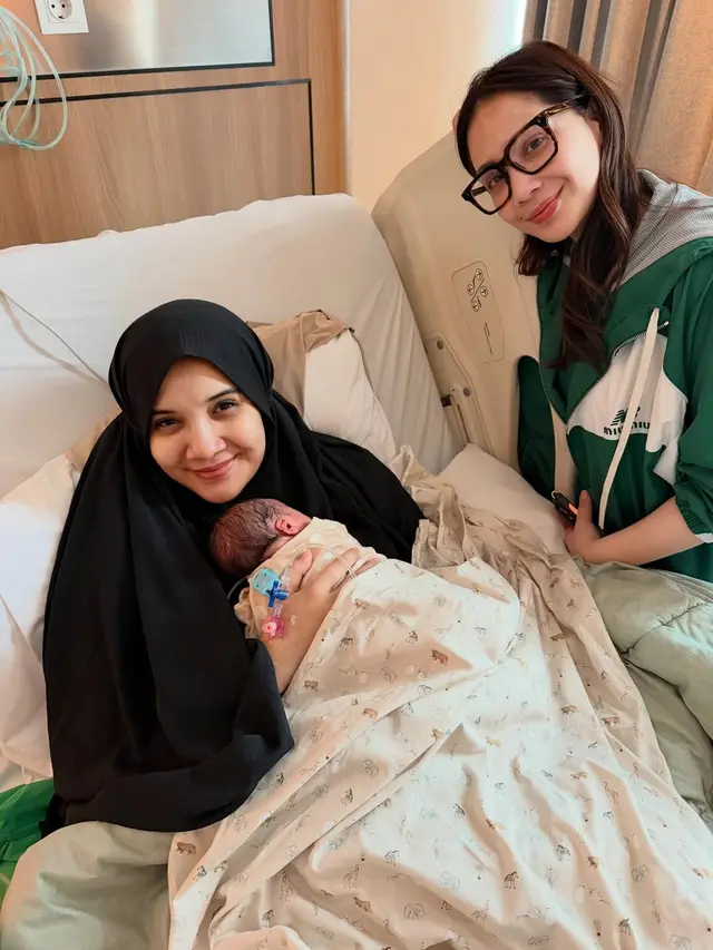 6 Potret Zaskia Sungkar Melahirkan Anak Kedua, Nagita Slavina Langsung Menjenguk