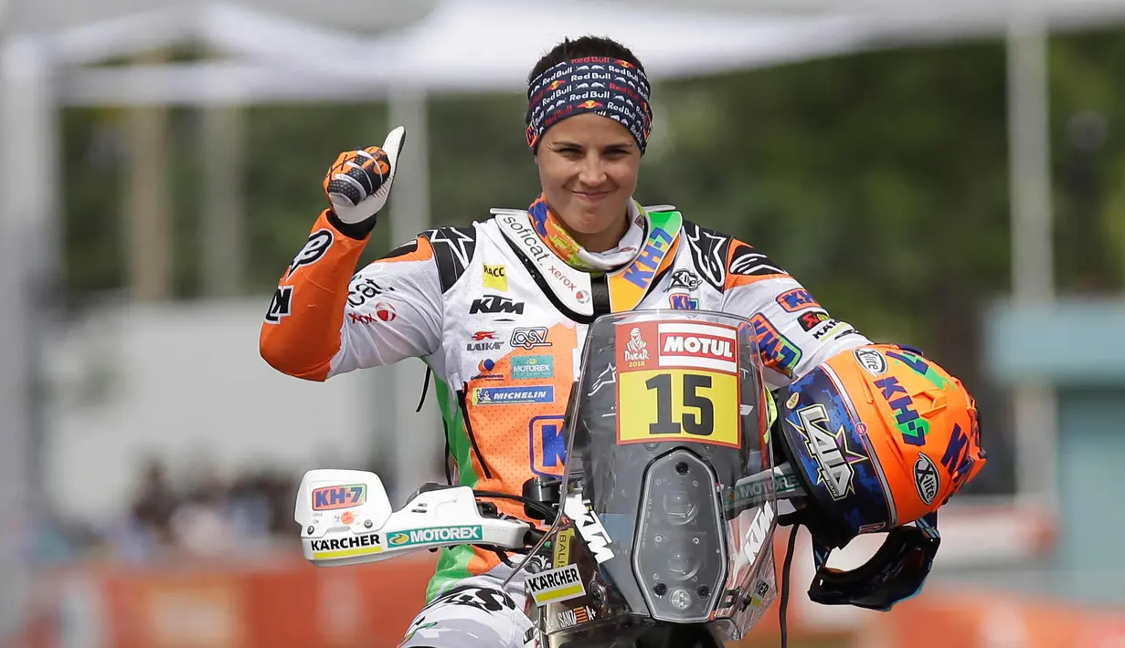 Pembalap Laia Sanz dari Spanyol saat upacara seremonial Dakar di Lima, Peru, (6/1). Laia Sanz Pla-Giribert memiliki prestasi gelar Juara Dunia Trial 13 kali dan Juara Wanita Trial 10 kali dalam kejuaraan Outdoors Trial. (AP Photo/Ricardo Mazalan)