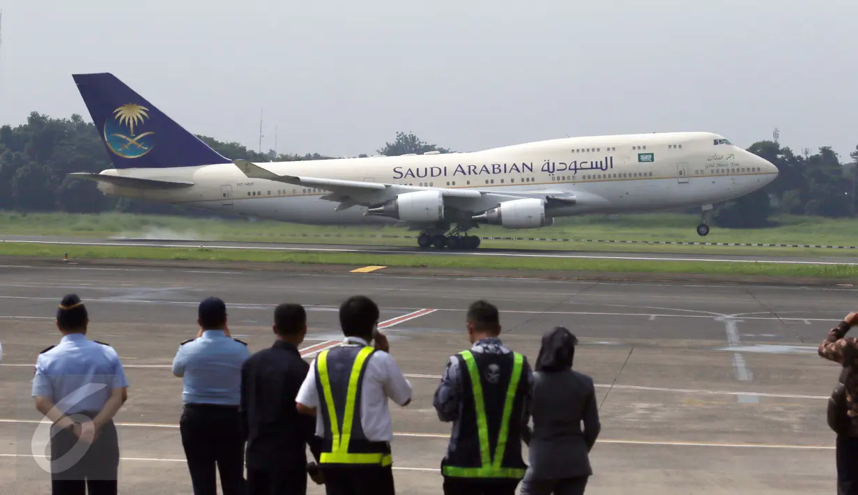 Pesawat yang membawa rombongan Raja Arab Saudi Salman bin Abdulaziz al Saud yang akan bertelok ke Brunei di Bandara Halim Perdanakusuma, Jakarta, Sabtu (4/3). (Liputan6.com/Angga Yuniar)