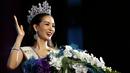 Kontestan Kecantikan, Jiratchaya Sirimongkolnawin tersenyum senang usai dinobatkan sebagai pemenang Miss Tiffany Universe 2016, Pattaya, Thailand, (14/5). Kontes ini diikuti sekitar 100 orang peserta dari seluruh Thailand. (REUTERS/Athit Perawongmetha)