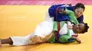 Duel Marselina Papara (kanan) dengan Otgon Munkhtsetseg asal Mongolia di babak 16 besar cabang Kurash Asian Games 2018 kelas -78 kg di JCC, Jakarta pada Kamis (30/8/2018). (Bola.com/Peksi Cahyo)