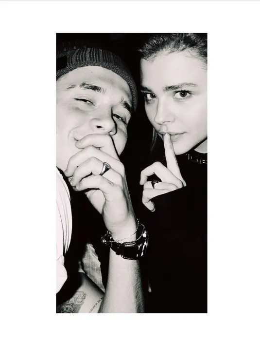 Bukan sebuah foto biasa. Dalam foto tersebut terlihat Brooklyn dan Chloe memakai cincin di jari manis mereka. (instagram/chloegmoretz)