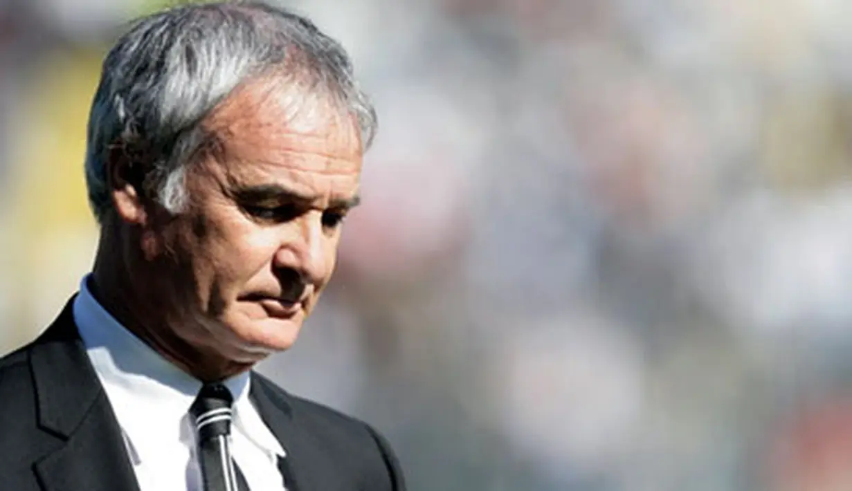 Juventus's coach Claudio Ranieri reacts during his team's Italian Serie A football match against Palermo on October 5, 2008 at the Olympic Stadium in Turin. Palermo defeated Juventus 2-1. AFP PHOTO / Emilio Andreoli