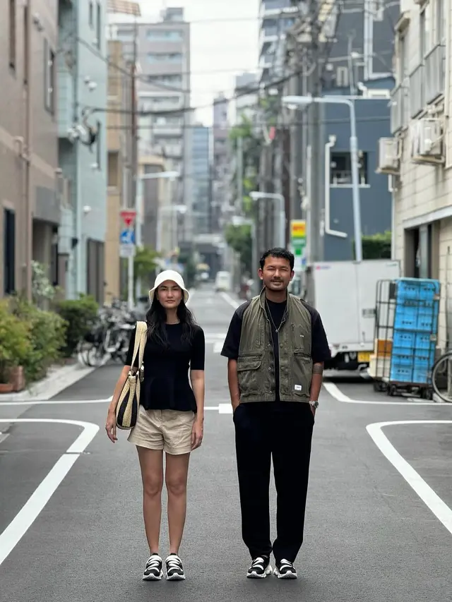 Gaya Serasi Rio Dewanto dan Atiqah Hasiholan Liburan di Jepang, Tampil Casual Playful Bak Pasangan Remaja