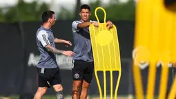 Pemain baru Inter Miami, Luis Suarez (kanan) berbincang dengan Lionel Messi ketika latihan pramusim Inter Miami di Florida Blue Training Center, dekat DRV PNK Stadium, Florida, Fort Lauderdale, Sabtu (13/01/2024) waktu setempat. (AFP/Getty Images/Megan Briggs)