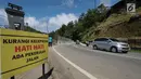 Kondisi arus lalu lintas di sekitar area yang longsor di kawasan Ciloto, Cianjur, Jawa Barat, Sabtu (31/3). Longsor yang terjadi pada Rabu (28/3) lalu diduga adanya pergerakan tanah sehingga menyebabkan longsor. (Liputan6.com/Helmi Fithriansyah)
