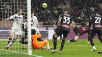 Pemain AC Milan, Alessandro Florenzi, berusaha melepaskan tembakan ke gawang Salernitana dalam laga giornata 26 Serie A Liga Italia di San Siro, Selasa (14/3/2023) dini hari WIB. AC Milan dan Salernitana harus berbagi poin setelah bermain imbang 1-1. (AP Photo/Luca Bruno)