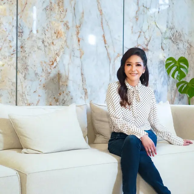 Kemeja Tali Kerah ala Maia Estianty (Foto: Instagram @maiaestiantyreal)