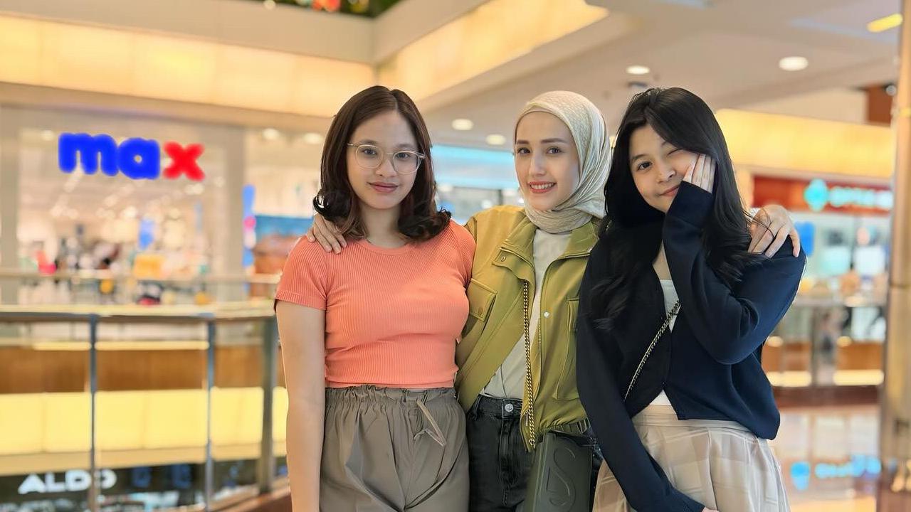 Terlihat Bak Adik-Kakak, Potret Akrab Adelia Wilhelmina Istri Pasha Ungu Bareng 2 Anak Perempuan Okie Agustina