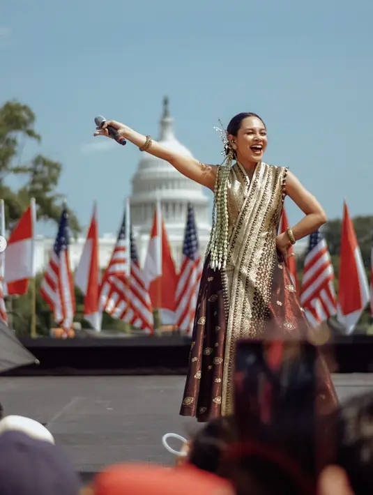 Kesempurnaannya semakin statement dengan gaya bersanggul lengkap dengan ronce melati.