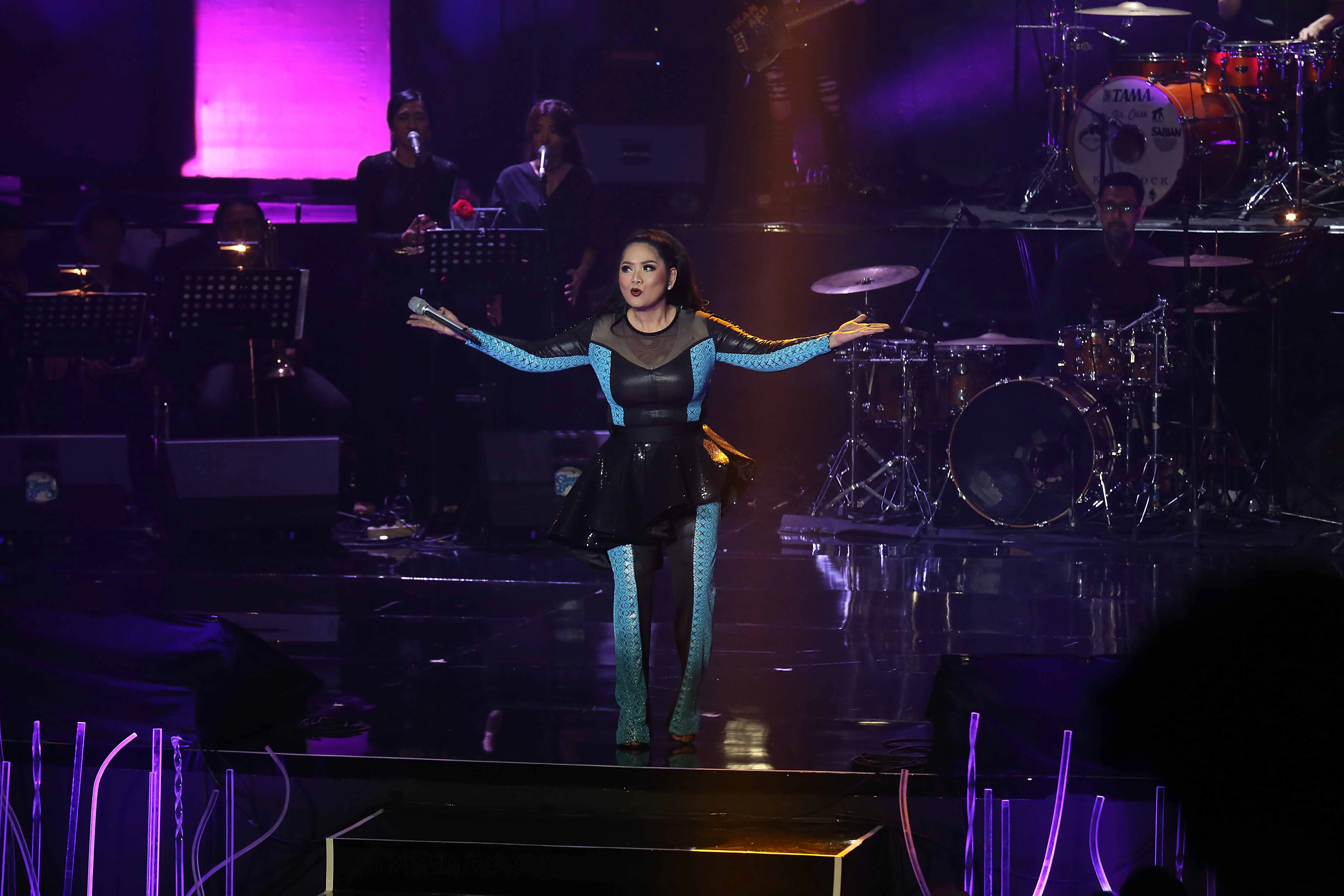 Vina Panduwinata mencoba kekinian di konsernya (Nurwahyunan/Bintang.com)