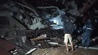 Dua petugas dilaporkan terjebak dalam reruntuhan kantor Gubernur Sulbar yang ambruk akibat gempa Majene. (Foto: Liputan6.com/Abdul Rajab Umar)