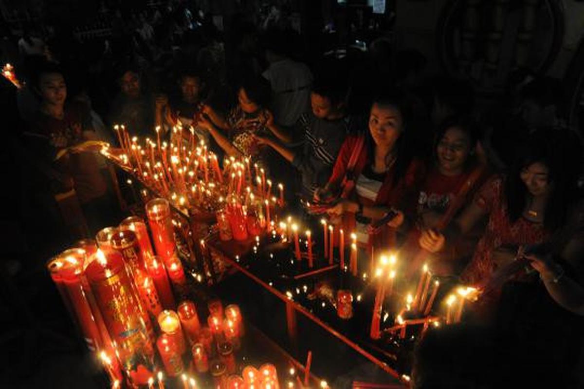 Malam Imlek, warga Tionghoa penuhi Klenteng Boen Tek Bio