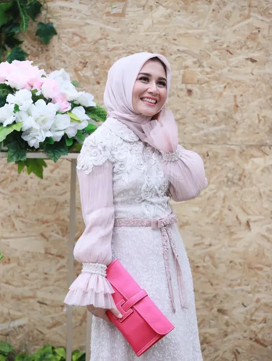Penampilan Dine Mutiara juga tak luput dari perhatian. Termasuk gayanya saat menghadiri acara kondangan. [Foto: IG/dine.pearl].