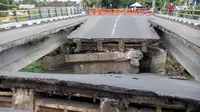 Akibat terjangan derasnya arus suangai itu, jembatan Dangin Tukadaya yang panjangnya mencapai tujuh meter itu langsung ambruk.