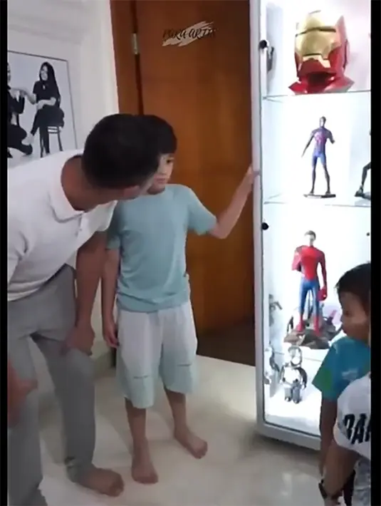 Video singkat berawal dari Raffi yang meledek putranya. Raffi menunjuk mainan action figure yang berada di dalam lemari kaca. Presenter kondang itu lantas menanyakan kepada putranya boleh nggak mainan tersebut dikasihkan ke bocah yang ada di depan lemari kaca tersebut. [Youtube/ParaArtis_]