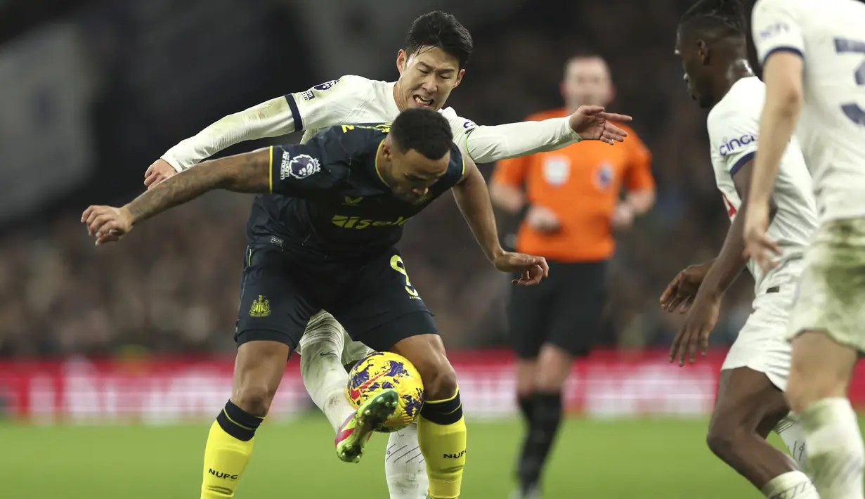 Son Heung-min menjadi bintang kemenangan Spurs dengan menyumbang satu gol lewat eksekusi penalti serta dua assist. (AP Photo/Ian Walton)