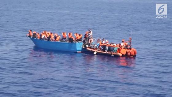 VIDEO: Penyelamatan 140 Imigran di Laut Mediterania