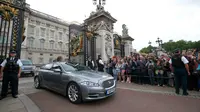 PM Inggris yang baru, Theresa May saat berada di dalam mobil usai bertemu Ratu Elizabeth di Istana Buckingham, London, Inggris (13/7). Theresa memulai karier politiknya setelah terpilih sebagai anggota parlemen pada 1997. (REUTERS/Stefan Rousseau/Pool)