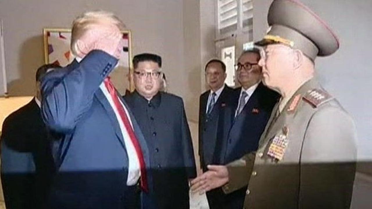 Presiden AS Donald Trump memberi hormat kepada Menteri Angkatan Bersenjata Korea Utara Jenderal No Kwang-chol saat KTT Korea Utara-Amerika Serikat di Hotel Capella, Singapura (12/6) (Media pool / KCNA / Screengrab via ABC Indonesia)