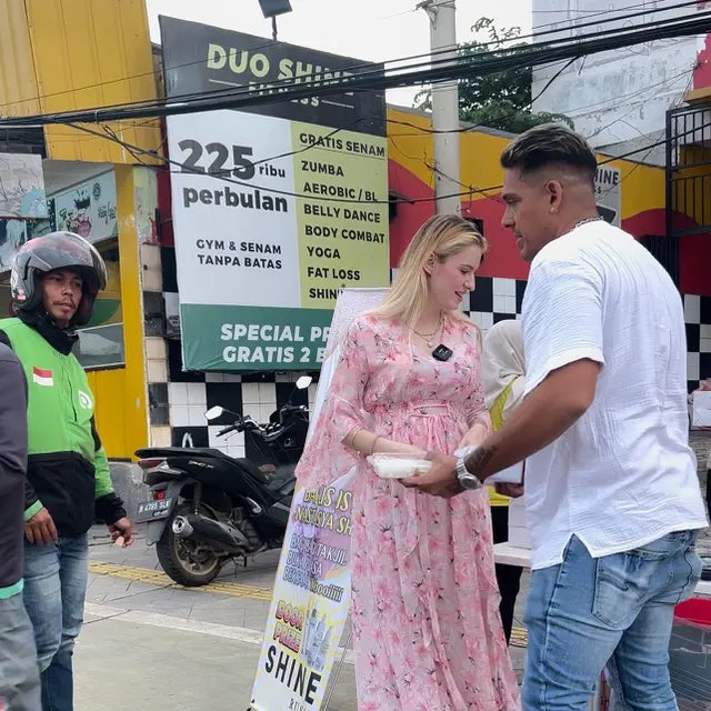 Robby Shine dan Nastasya Shine menyebarkan kebahagiaan dan berbagi berkah dengan masyarakat.