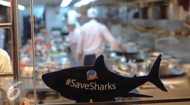 SaveSharks Indonesia dan Greenpeace Indonesia menggelar aksi mendukung salah satu rumah makan  untuk tidak menyediakan sajian sup sirip hiu, Minggu (12/7/2015). Aksi tersebut sebagai upaya menyelamatkan hiu dari kepunahan. (Liputan6.com/Faizal Fanani)