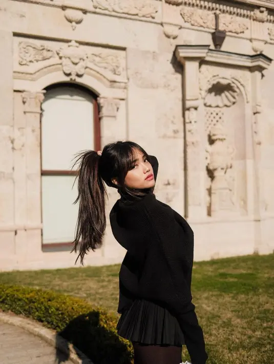 Tak menambahkan aksesori berlebihan, Fuji memamerkan senyum cantiknya dengan rambut panjang berponinya yang dibiarkan tergerai. [Foto: Instagram/fuji_an]