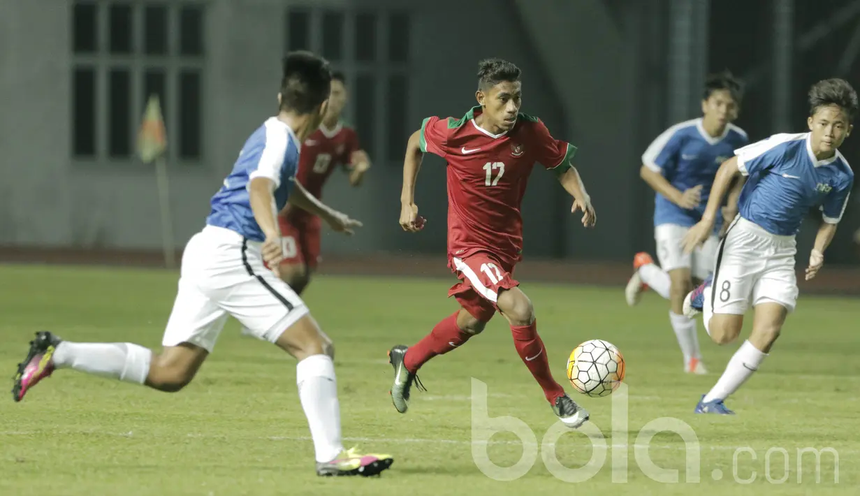 Pemain Timnas Indonesia U-16, Hamsah Lestaluhu, melewati beberapa pemain Singapura pada laga uji coba Internasional di Stadion Wibawa Mukti, Cikarang, Kamis, (8/6/2017). Indonesia menang 4-0. (Bola.com/M Iqbal Ichsan)