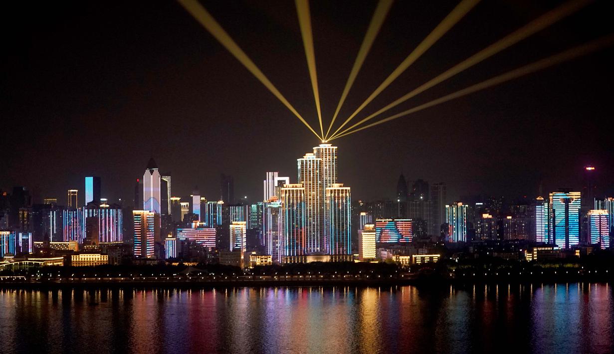 Pemandangan malam hari Kota Wuhan yang terletak di Provinsi Hubei, China tengah (13/4/2020). Pertunjukan cahaya bertema "perjuangan melawan COVID-19" digelar setiap malam di Wuhan baru-baru ini. (Xinhua/Wang Yuguo)