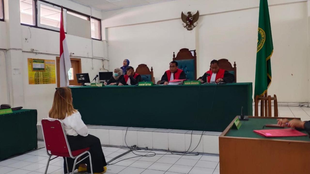 Sambil menangis, Lina berdalih menjadi tulang punggung keluarga terutama untuk membiayai sekolah adik-adiknya.<br>