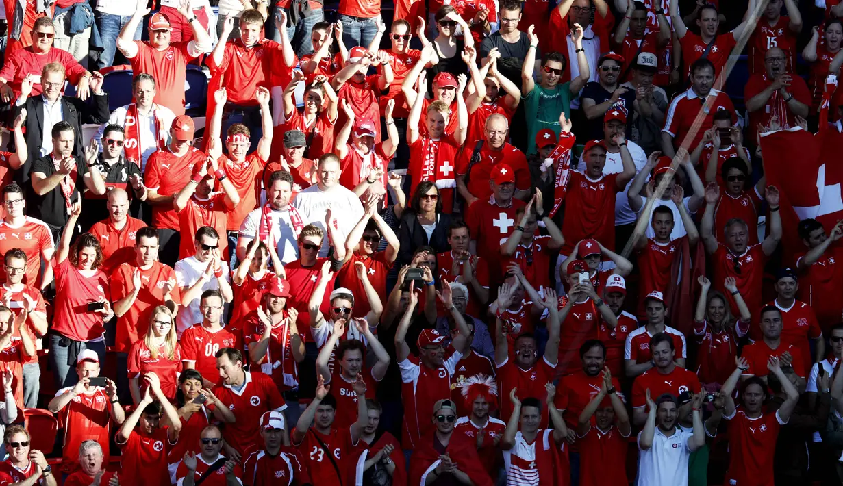Ekspresi Fans Swiss saat timnya memasukan gol penyama kedudukan melawan Rumania pada laga Grup A Piala Eropa 2016 di Parc des Princes, Paris, Rabu (15/6/2016) WIB. (REUTERS/Charles Platiau