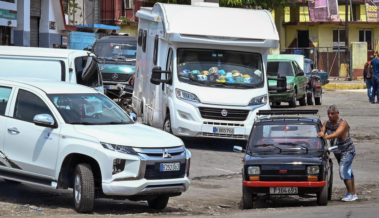 Ratusan pengemudi tidur di dalam kendaraan mereka selama berhari-hari menunggu mobil tangki bahan bakar yang tidak ada yang tahu kapan akan tiba. (Photo by ADALBERTO ROQUE / AFP)