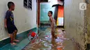 Anak-anak bermain banjir yang melanda kawasan Bidara Cina, Kecamatan Jatinegara, Jakarta Timur, Selasa (25/2/2020). Baru satu hari air surut, kawasan Bidara Cina yang bersebelahan dengan Kali Ciliwung kembali mengalami banjir. (merdeka.com/magang/ Muhammad Fayyadh)