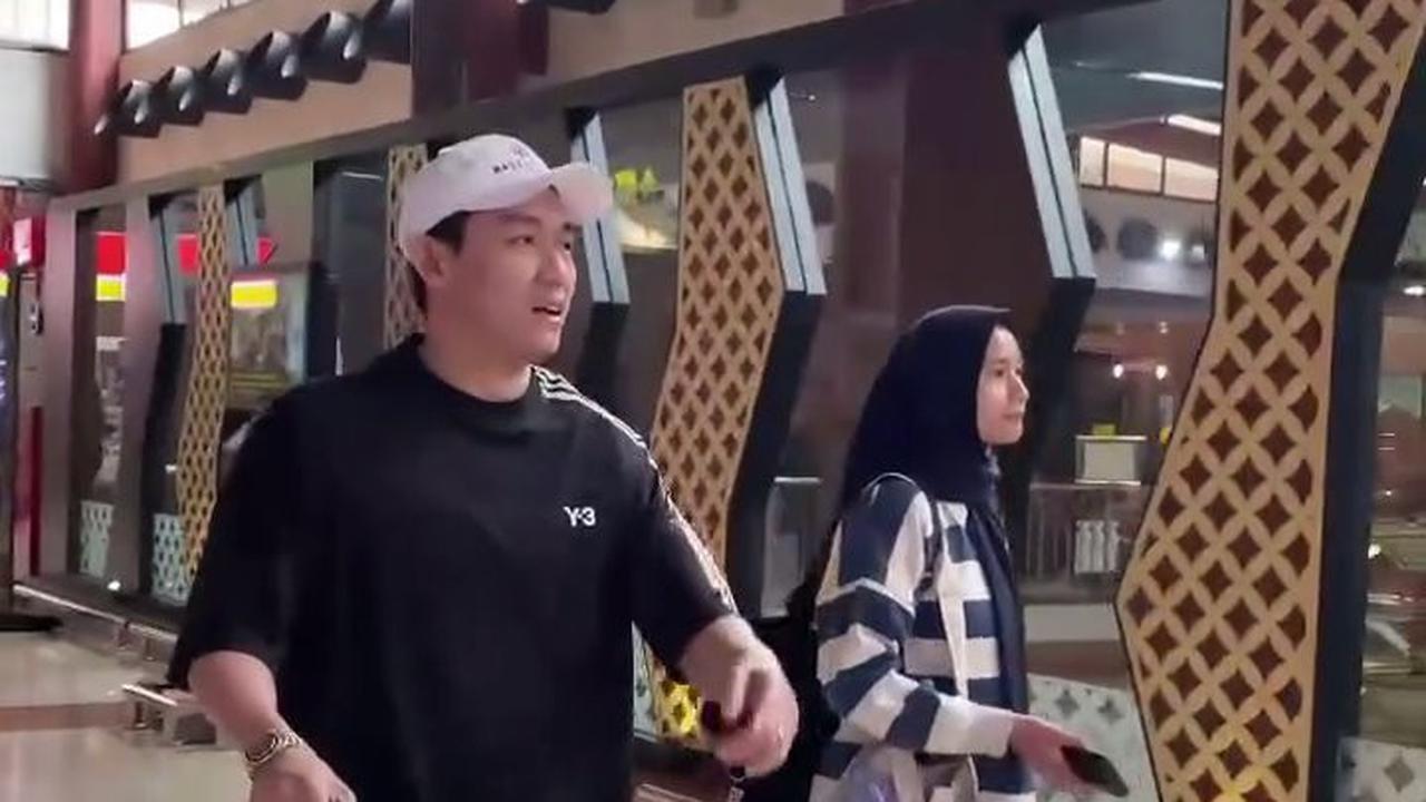 7 Potret Ifan Seventeen Bersama Anak Perempuannya, Suapi Sang Putri - Antar ke Bandara Mau Balik Pesantren