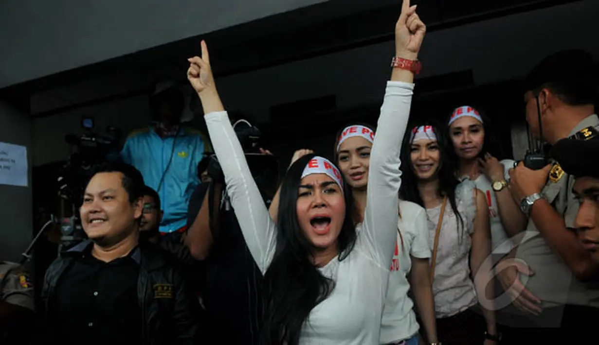 Lima perempuan cantik nan seksi saat berorasi di sidang praperadilan yang diajukan Komjen Pol Budi Gunawan di PN Jakarta Selatan, Senin (9/2/2015). (Liputan6.com/Johan Tallo)