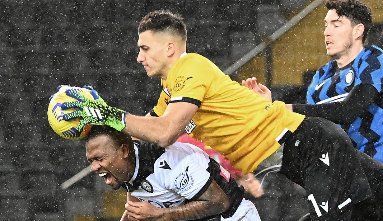 Juan Musso. Kiper berusia 26 tahun ini didatangkan Udinese dari klub Argentina Racing Club pada awal musim 2018/2019. Musim ini telah tampil dalam 31 laga di semua ajang dengan mencatat 8 clean sheet. Diminati pula oleh AC Milan dan AS Roma. (AFP/Vincenzo Pinto)