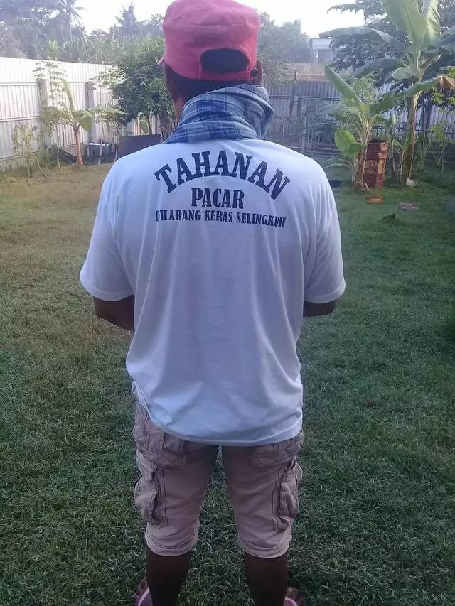 10 Potret Tulisan Nyeleneh di Belakang Kaos Ini Bikin Tepuk Jidat